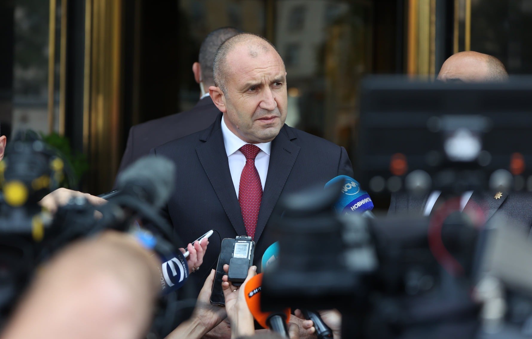 Președintele Bulgariei, Rumen Radev, anunță demisia pentru a participa la alegeri, alimentând speculațiile despre o schimbare de abordare politică Bulgariei i-a fost dată vestea inedită a zilei: președintele Rumen Radev va demisiona din funcție pentru a putea participa la următoarele alegeri anticipate