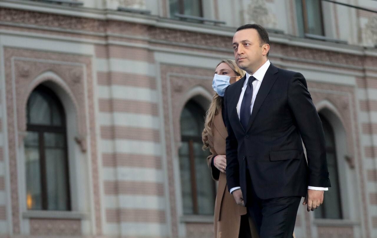 Justiția din Georgia a hotărât să îi pună definitiv capăt unei cariere politice marcate atât de succese, cât și de controverse, condamnând fostul premier Irakli Garibașvili la cinci ani de închisoare pentru acuzații de spălare de bani