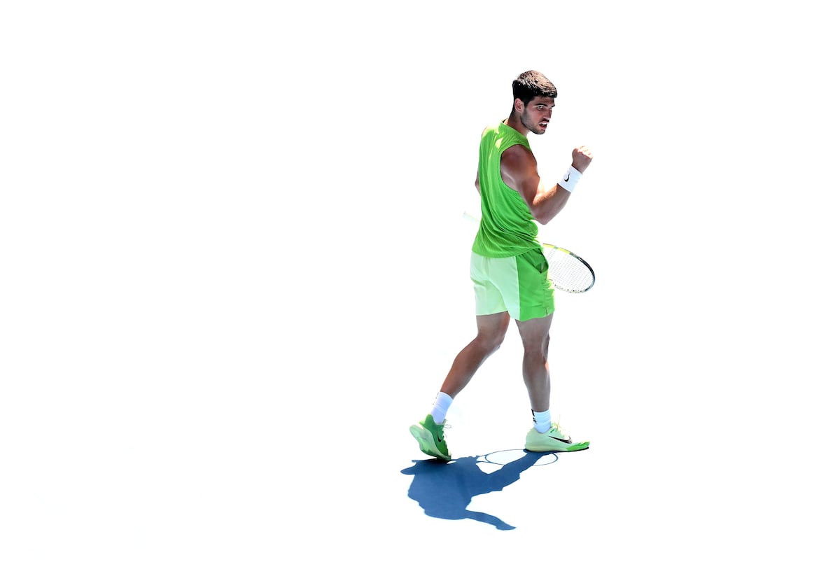Carlos Alcaraz strălucește pe terenul din Melbourne Carlos Alcaraz a continuat să impresioneze la Australian Open, avansând în sferturile de finală după o victorie solidă împotriva americanului Tommy Paul, cu scorurile de 7-6(6), 6-4, 7-5