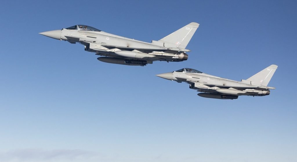 Avioane militare britanice Typhoon întăresc prezența în Qatar Marea Britanie va trimite patru avioane de luptă Typhoon în Qatar, ca parte a eforturilor de consolidare a „operațiunilor sale defensive” în Orientul Mijlociu, a anunțat joi premierul britanic Keir Starmer