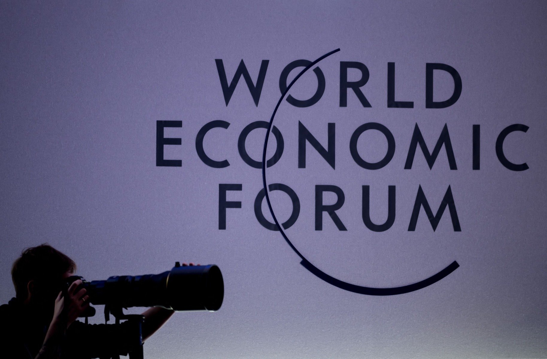 România trimite o delegație oficială la Forumul Economic de la Davos din 2026, în timp ce țara își reafirmă intenția de a fi în prim-plan în beneficiul investisseursilor și al parteneriatelor strategice România va fi reprezentată pentru prima dată în cadrul ediției din 2026 a prestigiosului Forum Economic Mondial de la Davos, un eveniment anual care reunește lideri din domeniul politic, economic și social din întreaga lume