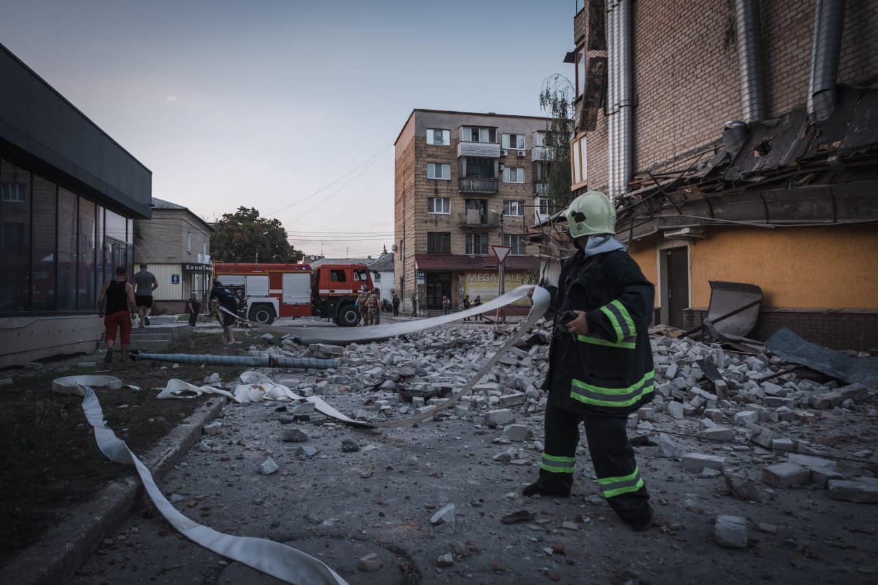 Criza tensionată dintre Ucraina și Rusia escaladează în regiune, manifestându-se în ultimele zile prin atacuri militare care au făcut victime și au provocat incendii incendiare în mai multe localități
