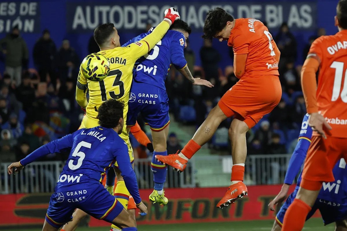 Dramă în prelungiri: Real Sociedad învinge Getafe cu 2-1 Real Sociedad a reușit să obțină o victorie dramatică la Coliseum, impunându-se asupra echipei Getafe cu scorul de 2-1, grație golului marcat de Mikel Aramburu în minutul 96