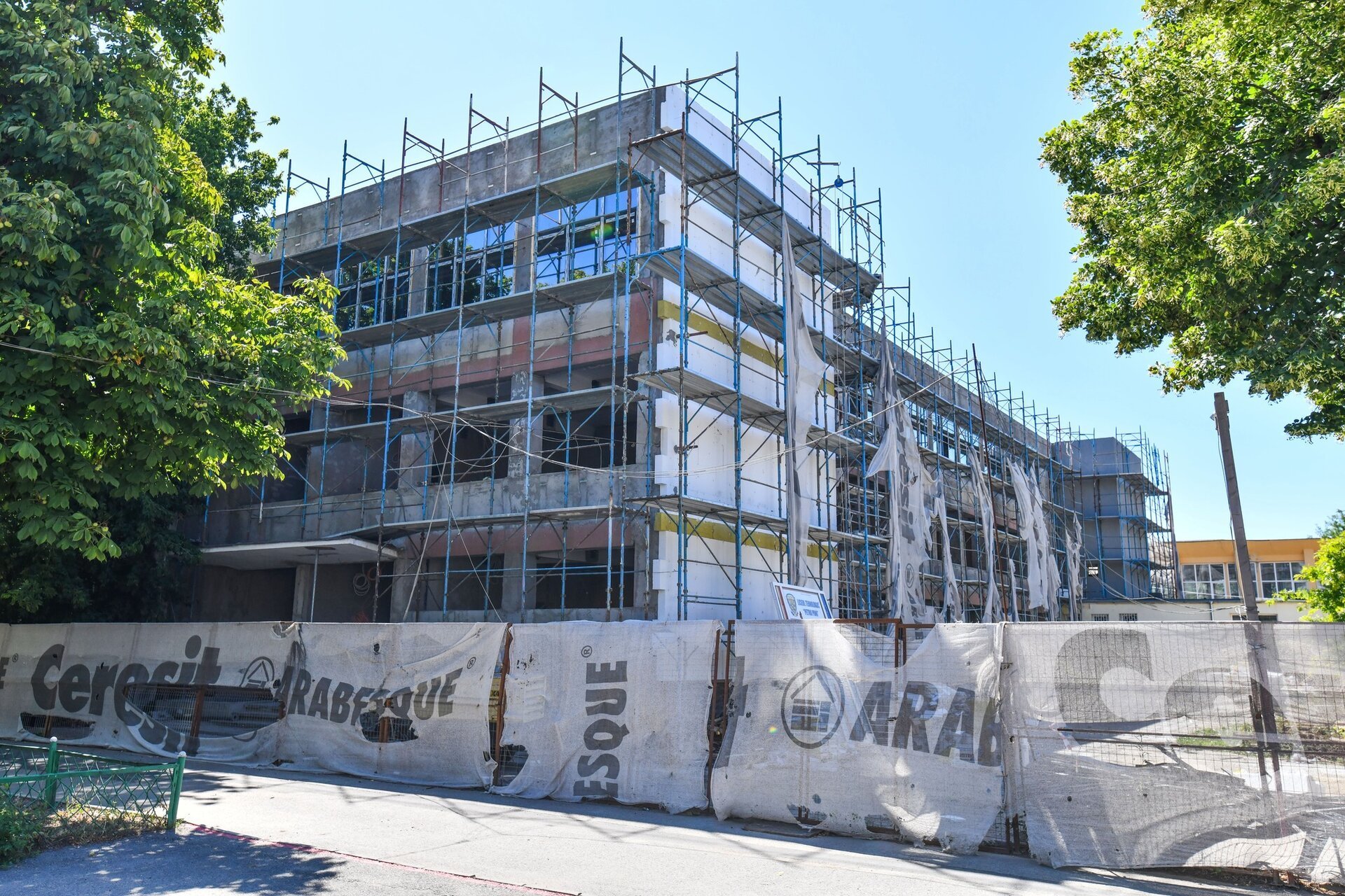 Primăria Sectorului 6 a lansat recent o licitație publică pentru reabilitarea și modernizarea interiorului a trei unități de învățământ din cartierul Militari, o inițiativă care vizează îmbunătățirea condițiilor educaționale și crearea unui ambient adecvat pentru elevi și cadre didactice
