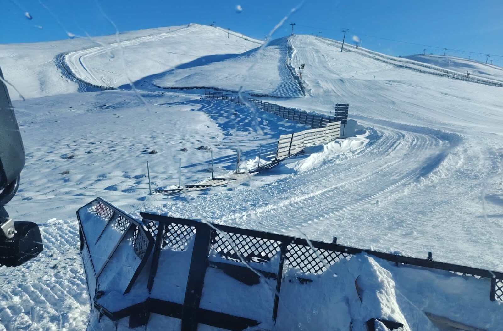 Turiștii care intenționau să petreacă sfârșitul de săptămână într-un city break între București și Sinaia se vor confrunta, cel mai probabil, cu o experiență diferită față de așteptări