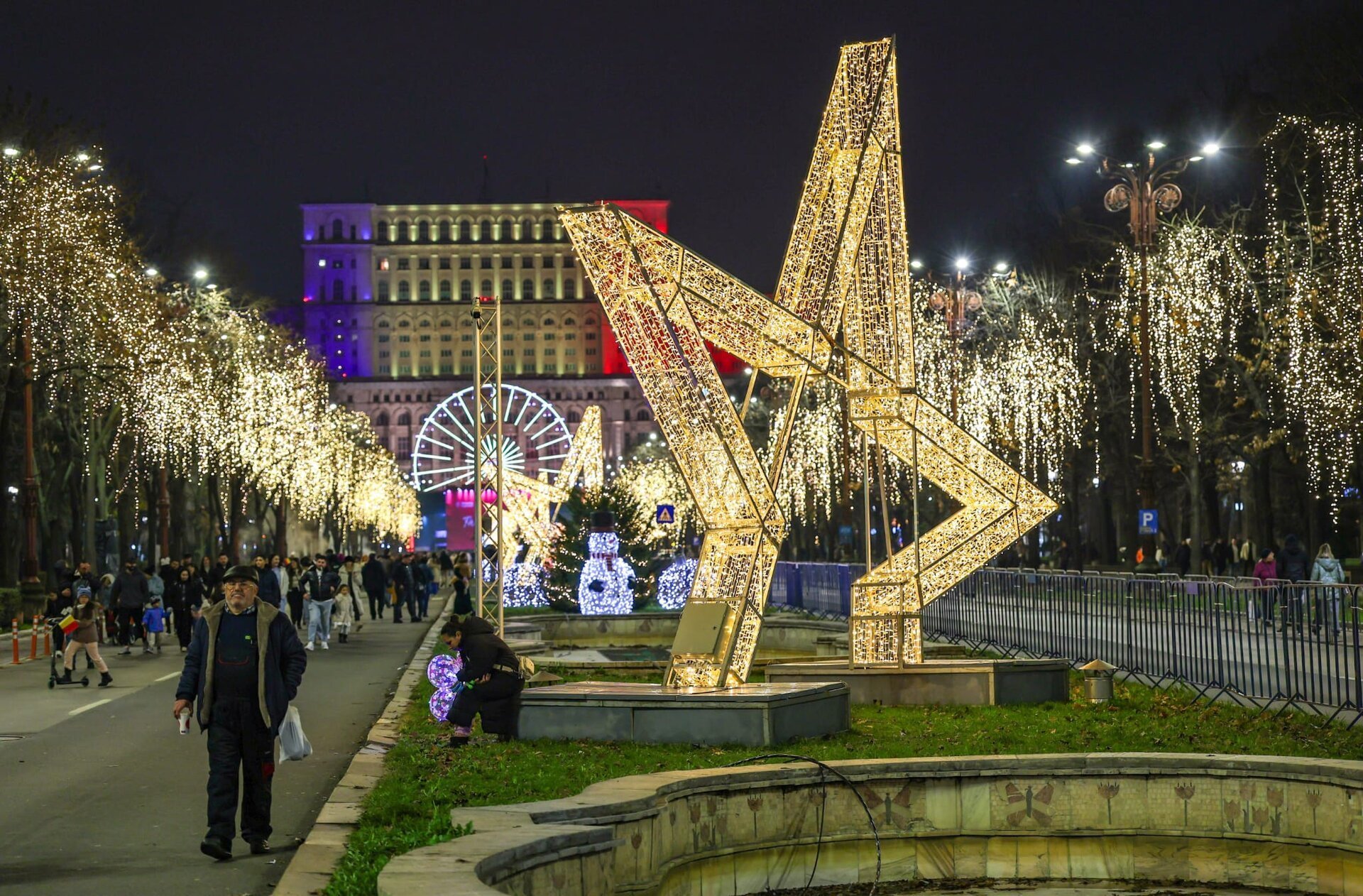 Este ultima săptămână în care bucureștenii mai pot admira luminițele de Crăciun aprinse pe principalele bulevarde ale orașului