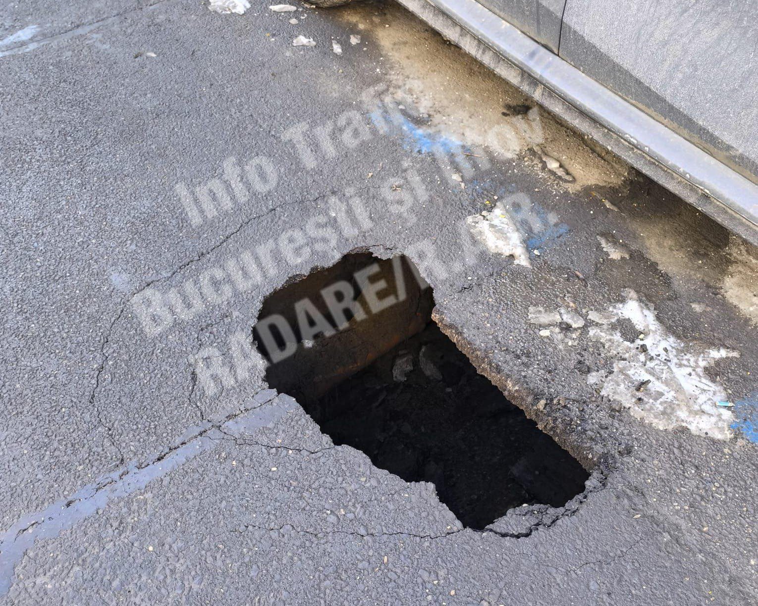 Strada Făinari din Obor, blocată temporar după surparea carosabilului O problemă majoră a apărut luni după-amiază într-unul dintre cele mai aglomerate cartiere ale Bucureștiului, Obor, unde o porțiune a carosabilului s-a surpat pe strada Făinari, aproape de intersecția cu strada Luncșoara