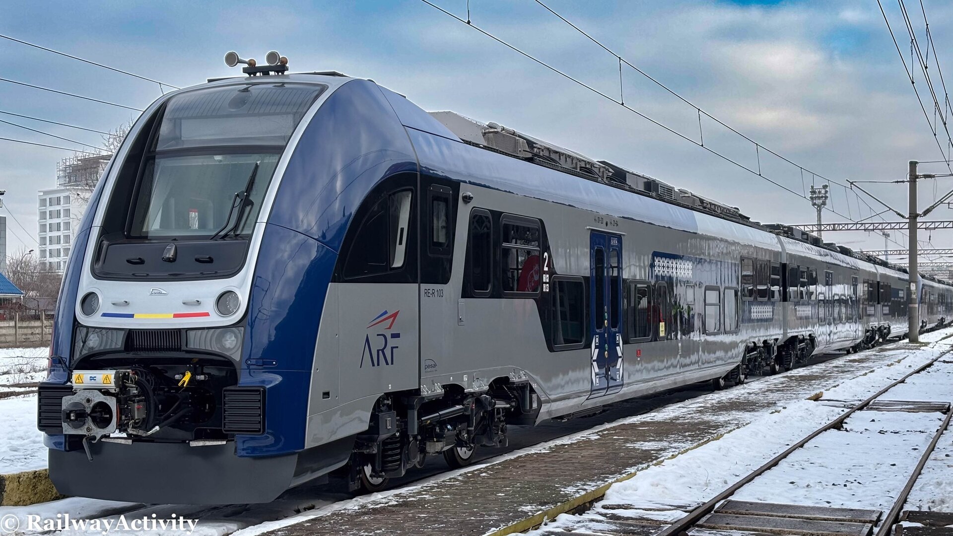 Două trenuri electrice PESA, livrate de compania poloneză Pojazdy Szynowe Pesa Bydgoszcz, au sosit luni seară la gara București Obor, marcând un nou capitol în modernizarea infrastructurii feroviare din România
