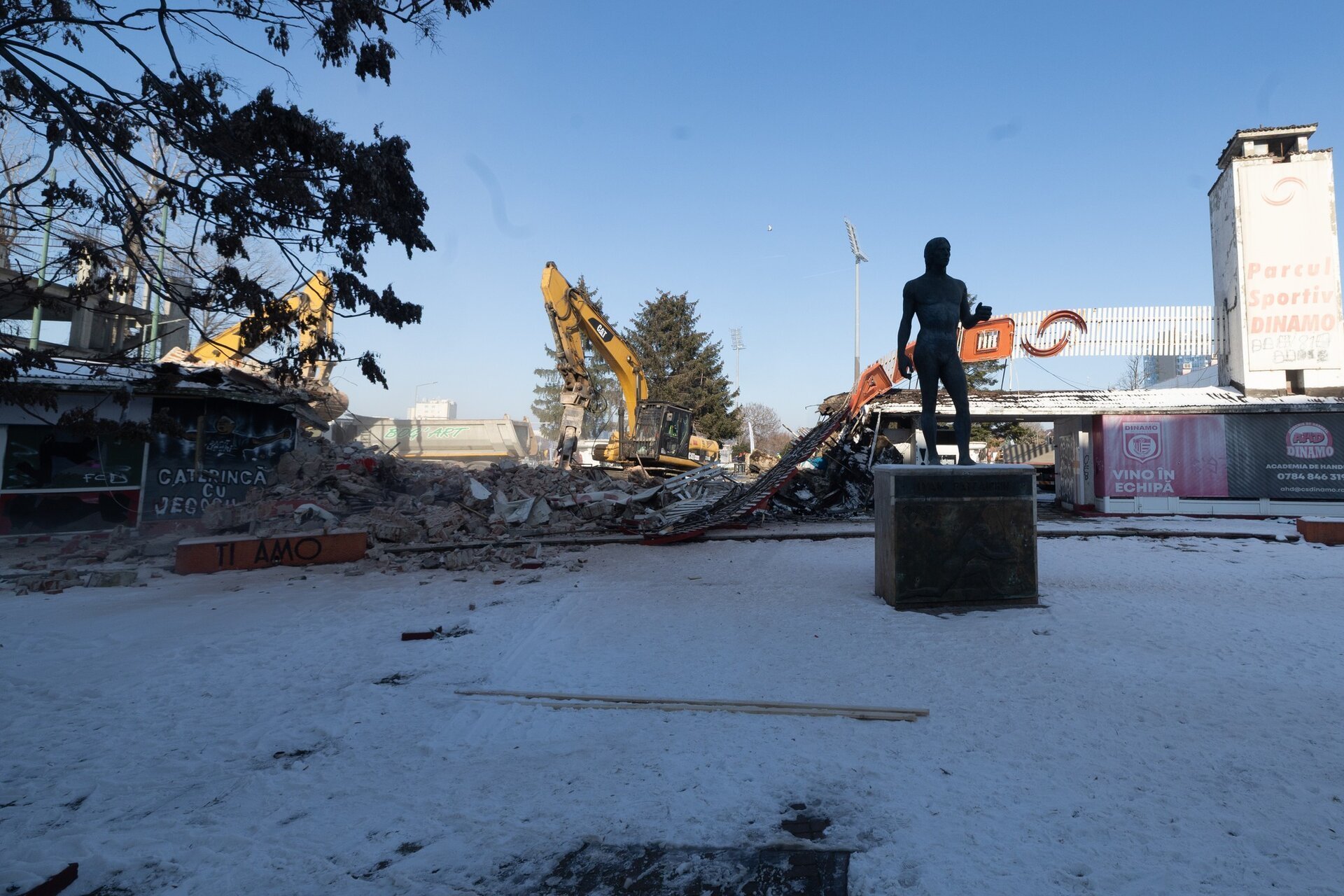 Demolarea stadionului Dinamo a început oficial, marcând sfârșitul unei epoci pentru iubitorii fotbalului din Capitală