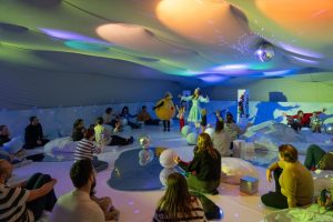 Opera Comică oferă bilete gratuite la spectacolele senzoriale pentru bebelușii născuți în maternitățile ASSMB