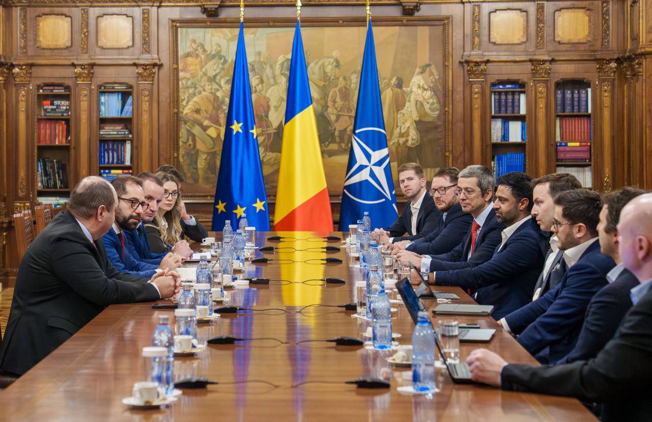 Întâlnire între oficiali români și investitori internaționali: un pas spre reconsolidarea atractivității economice a țării Luni, 27 ianuarie, a fost ziua în care oficialii români din domeniul economic și social au avut ocazia să dialogheze direct cu reprezentanți ai investițiilor internaționale, într-un eveniment care ar putea avea implicații semnificative pentru mediul de afaceri local