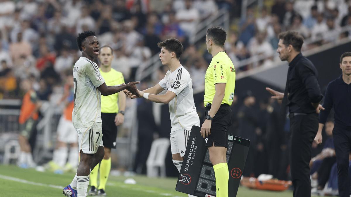 Tensiune înaintea finalei Supercupei: Kylian Mbappé în centrul atenției Kylian Mbappé, starul lui Real Madrid, rămâne un punct de incertitudine în alineatul echipei care va înfrunta adversarul tradițional în finala Supercupei, programată pentru mâine seară la Jeddah