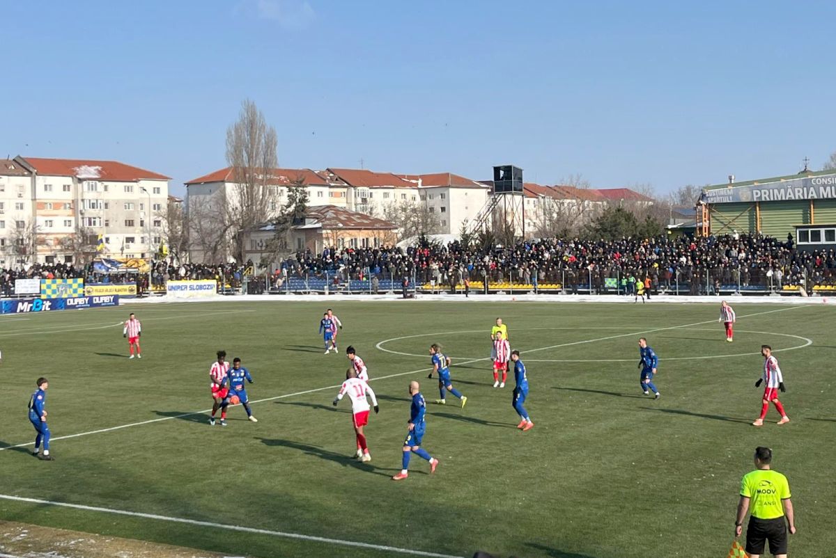 Unirea Slobozia – UTA Arad: Emoții pe stadionul „1 Mai” Într-o atmosferă electrizantă, stadionul „1 Mai” din Slobozia a găzduit astăzi primul meci din Superliga României, între echipa locală Unirea Slobozia și UTA Arad