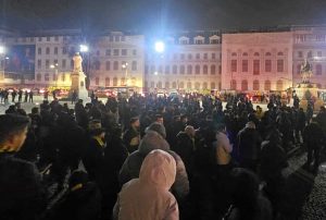 Fanii lui Fenerbahce, reuniți cu entuziasm în Centrul Vechi din București!