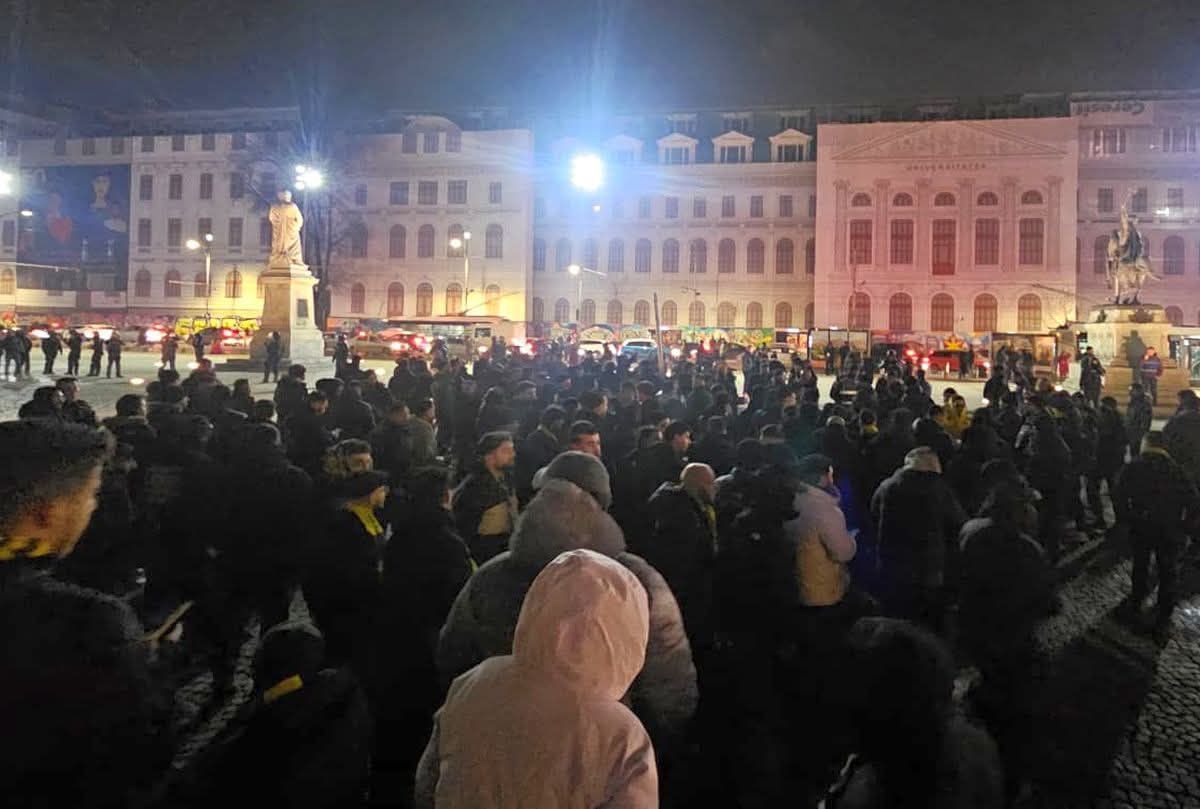 Fanii lui Fenerbahce, reuniți cu entuziasm în Centrul Vechi din București!