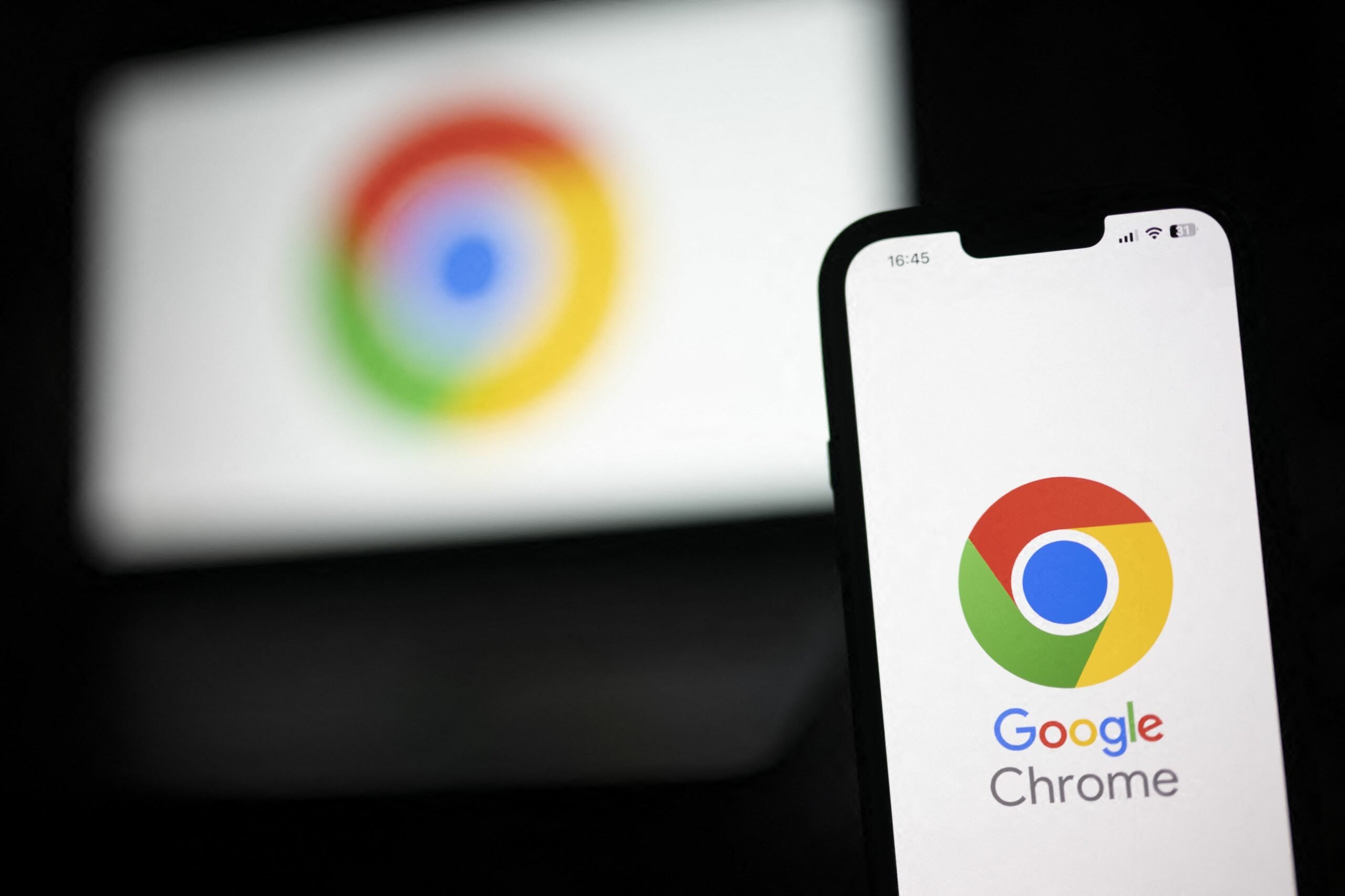 Extensii Chrome malițioase: un pericol ascuns în browserul utilizatorilor, peste 100.000 de victime identificate Un nou val de amenințări cibernetice a fost descoperit în ecosistemul extensiilor Chrome, ceea ce demonstrează încă o dată vulnerabilitățile proceselor automate de verificare din magazinele oficiale de aplicații
