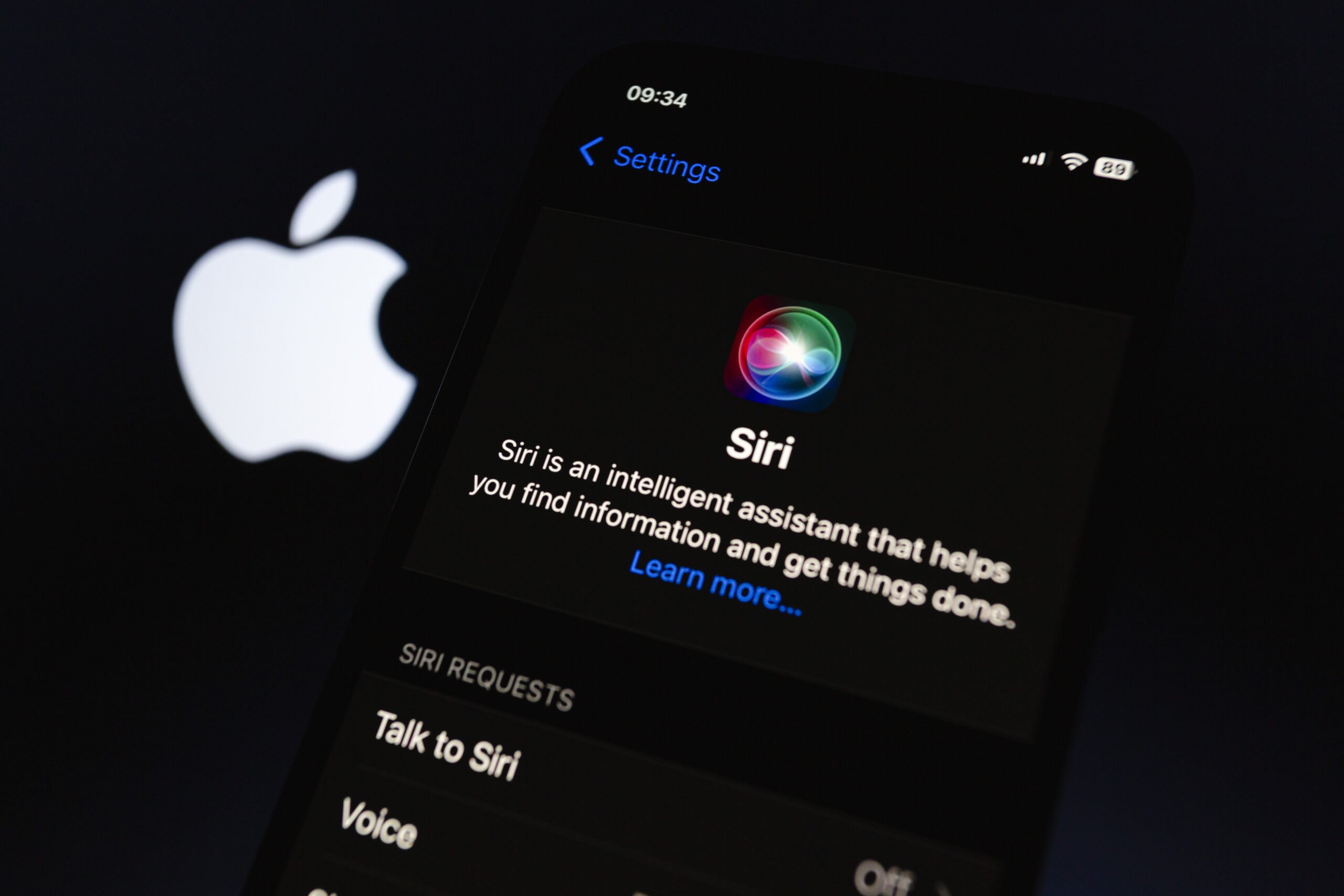 Apple pregătește o schimbare radicală pentru asistentul digital Siri, intenționând să îl transforme într-un chatbot bazat pe inteligență artificială conversațională, similar cu ChatGPT