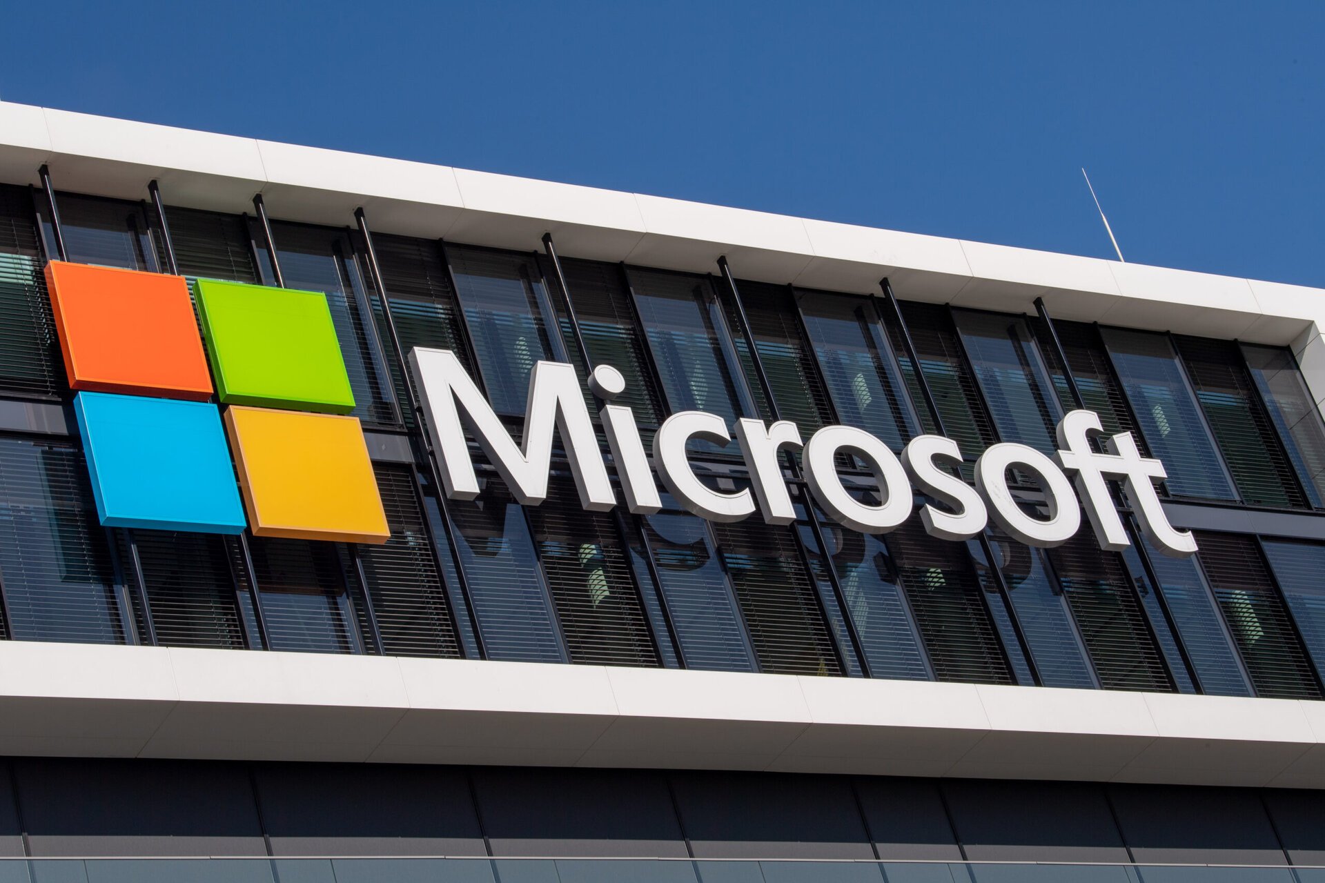 Microsoft se confruntă cu o întrerupere masivă a serviciilor cloud, afectând milioane de utilizatori din întreaga lume, inclusiv companii și instituții guvernamentale