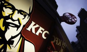 Rivalitate acerbă pe piața fast-food: KFC în pericol de a fi detronat?