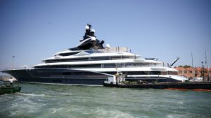 Miles Teller și Glen Powell, petrecere de lux la bordul iahtului Kismet, costuri pe măsură