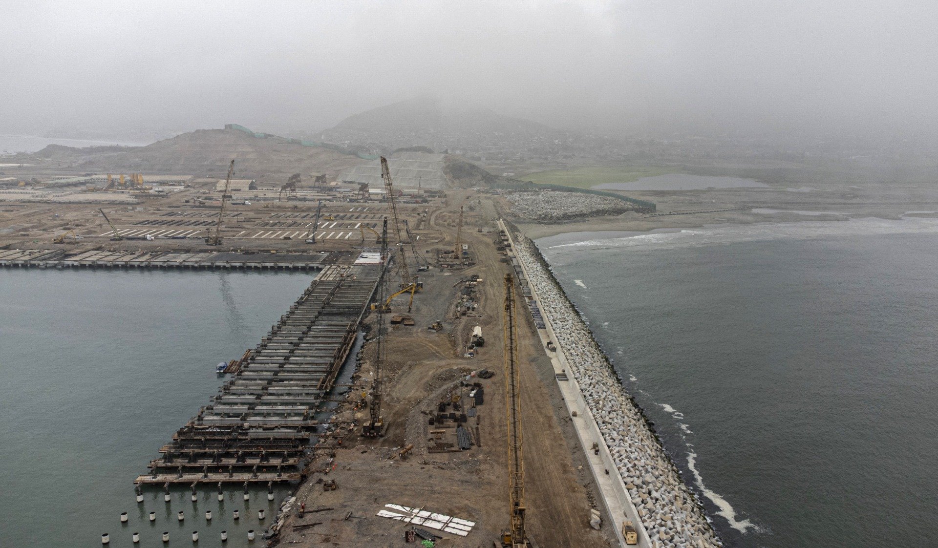 Washingtonul aprobă investiție majoră pentru o nouă bază navală în Peru, în contextul creșterii influenței regionale Administrația Biden a dat undă verde pentru ca autoritățile din Peru să înceapă construcția unei noi baze navale la Callao, unul dintre cele mai importante porturi ale țării andine