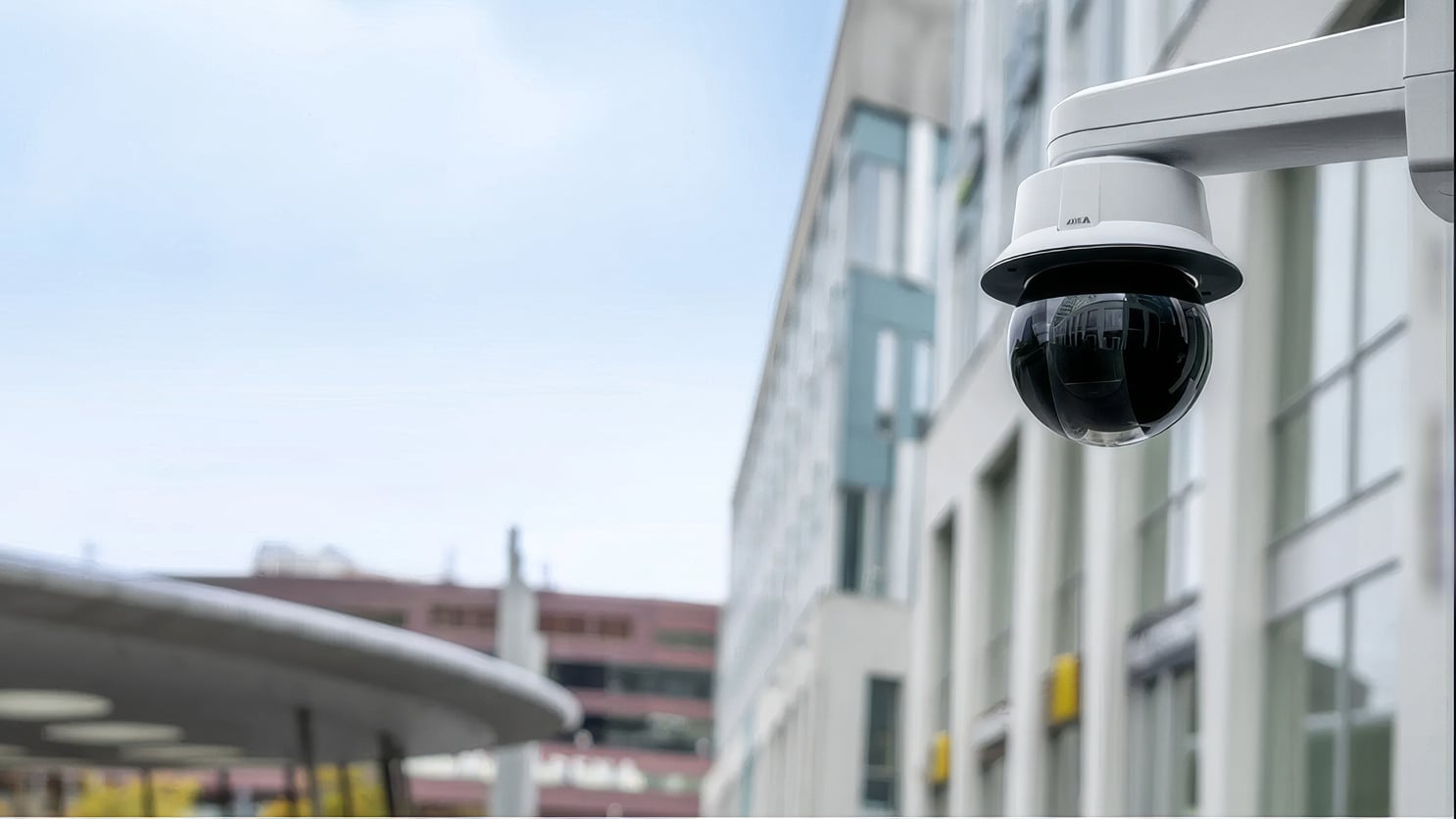 Noua cameră AXIS Q6325-LE redefinește standardul supravegherii exterioare, combinând calitatea superioară a imaginii cu inteligența artificială și eficiența energetică