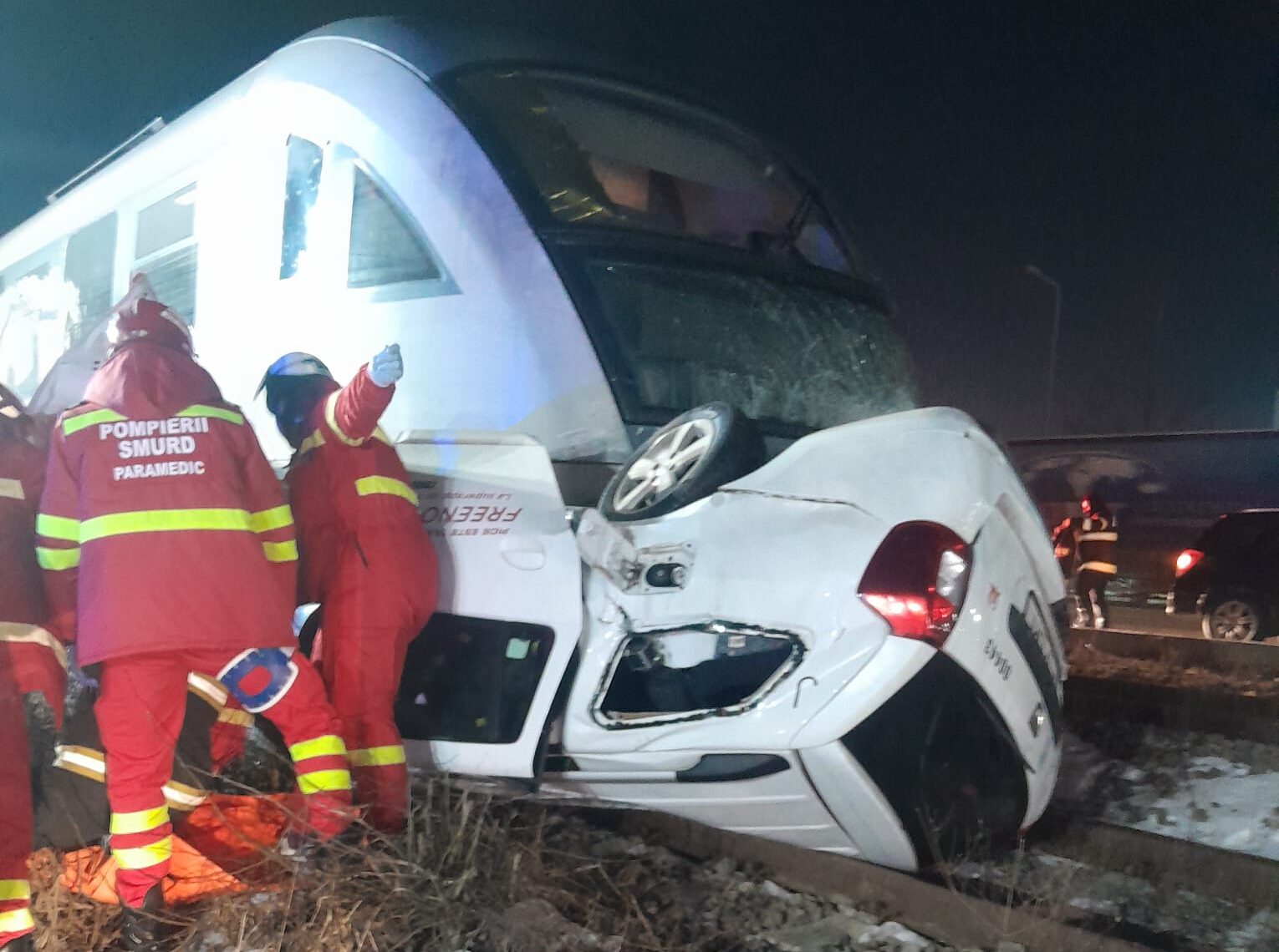 Un accident feroviar grav a avut loc marți seară în apropierea localității Chiajna, unde trenul R 9427 a lovit o mașină răsturnată pe șine, provocând un adevărat incident care a panicat atât autoritățile, cât și locuitorii din zonă