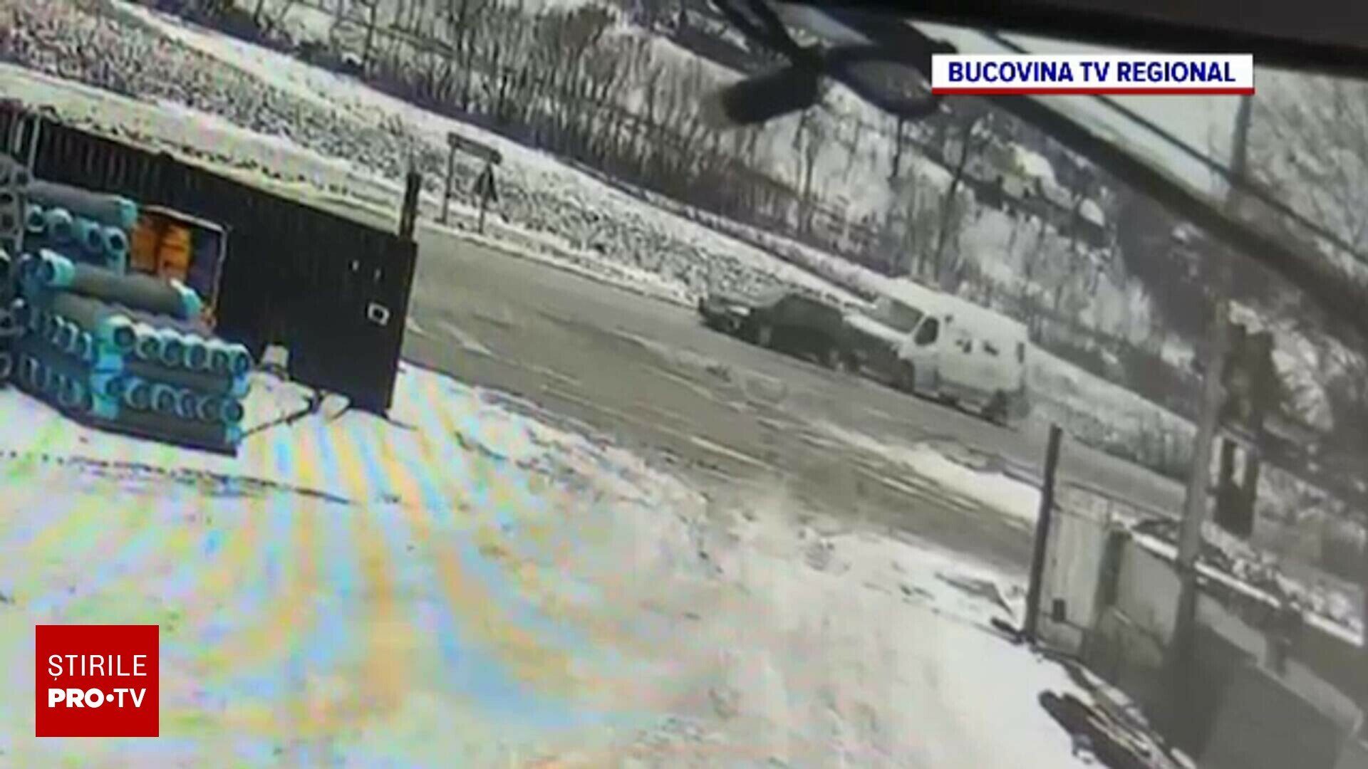 Accident rutier grav pe Drumul European 85, în județul Suceava Un accident rutier soldat cu doi răniți a avut loc pe Drumul European 85, în județul Suceava, fiind surprins de o cameră de supraveghere