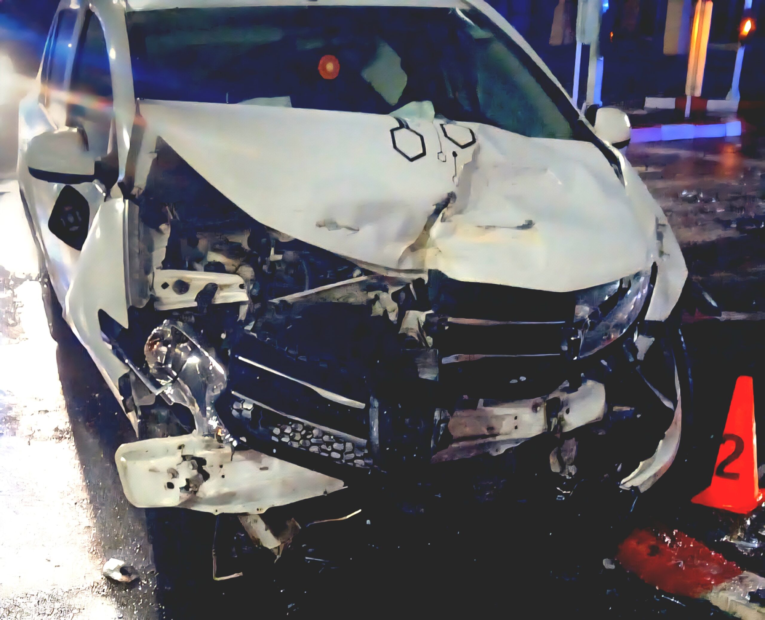 Accident rutier spectaculos în Focșani, trei persoane rănițe Noaptea trecută, un accident rutier grav a avut loc în Focșani, în intersecția străzii Cuza Vodă cu strada Republicii, zona sensului giratoriu din apropierea Teatrului