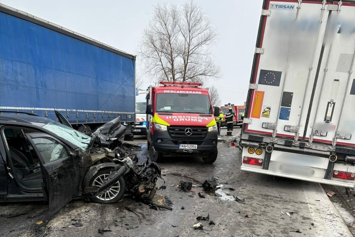 O persoană a rămas încarcerată, pompierii intervin la fața locului