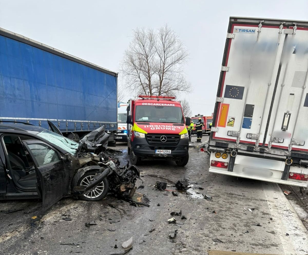 Accident rutier grav la Dărmănești: Două autotrenuri și un microbuz implicate Un accident rutier grav s-a produs luni, pe raza localității Dărmănești, județul Suceava