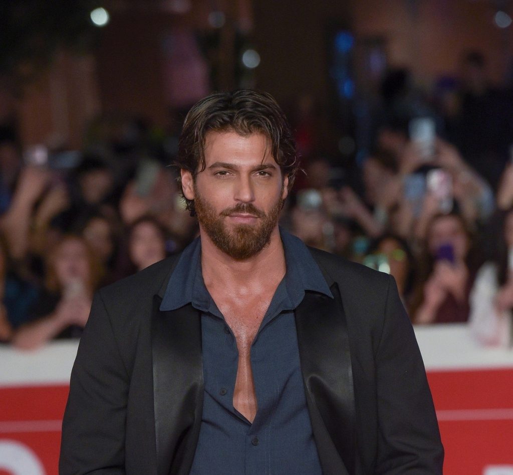 Cunoscut actor turc de telenovele, reținut la Istanbul / Ce acuzații i se aduc