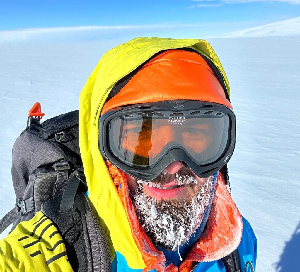 Un alpinist român a scris o pagină de istorie în cercetarea și explorarea extremelor de pe planeta noastră, ajungând pe continentul înghețat al Antarctica, o premieră pentru România în lumea expedițiilor polare