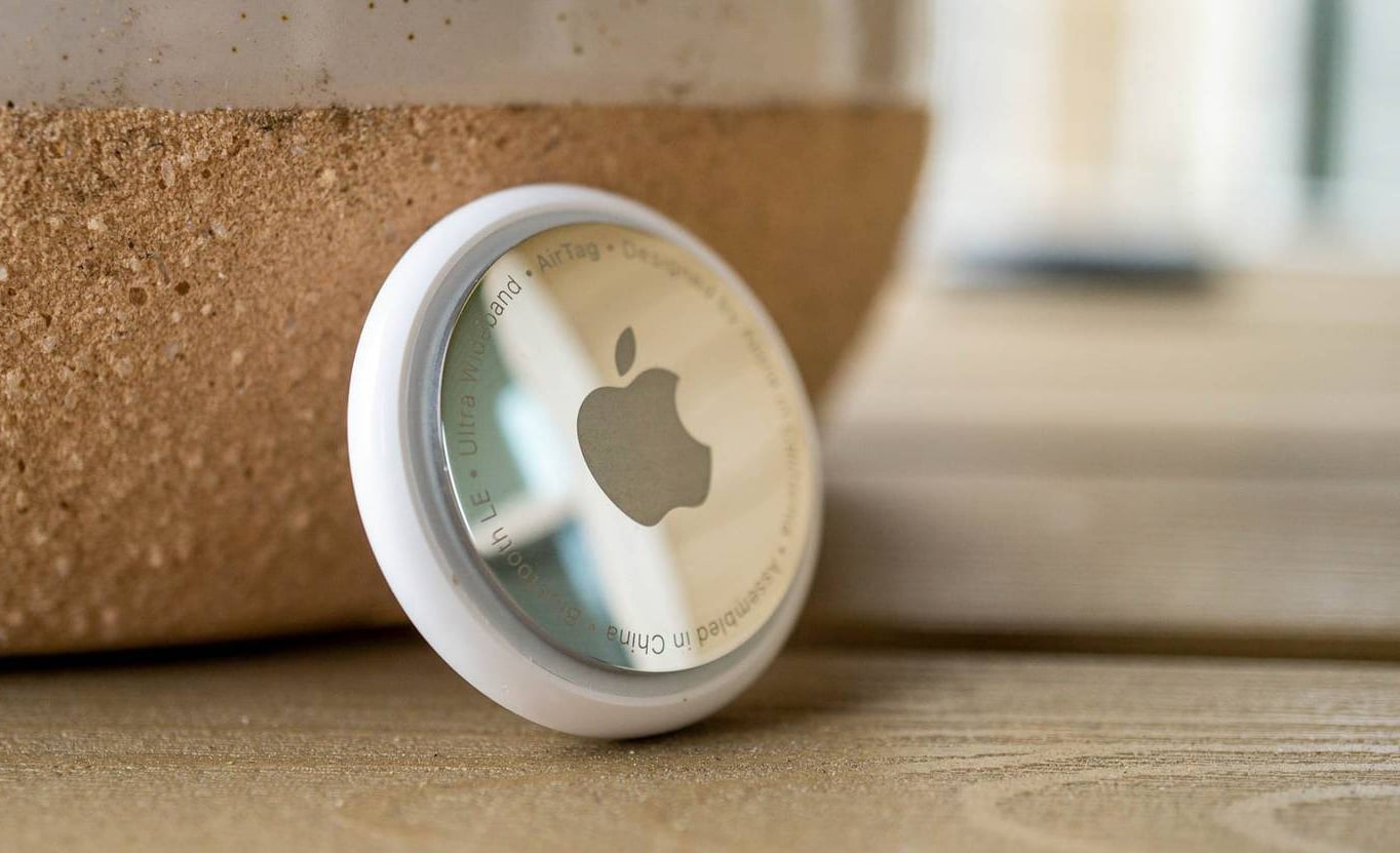 Apple a lansat oficial a doua generație a AirTag, accesoriul care și-a câștigat rapid statutul de un partener indispensabil pentru gestionarea obiectelor de zi cu zi, precum cheile, portofelul sau bagajele