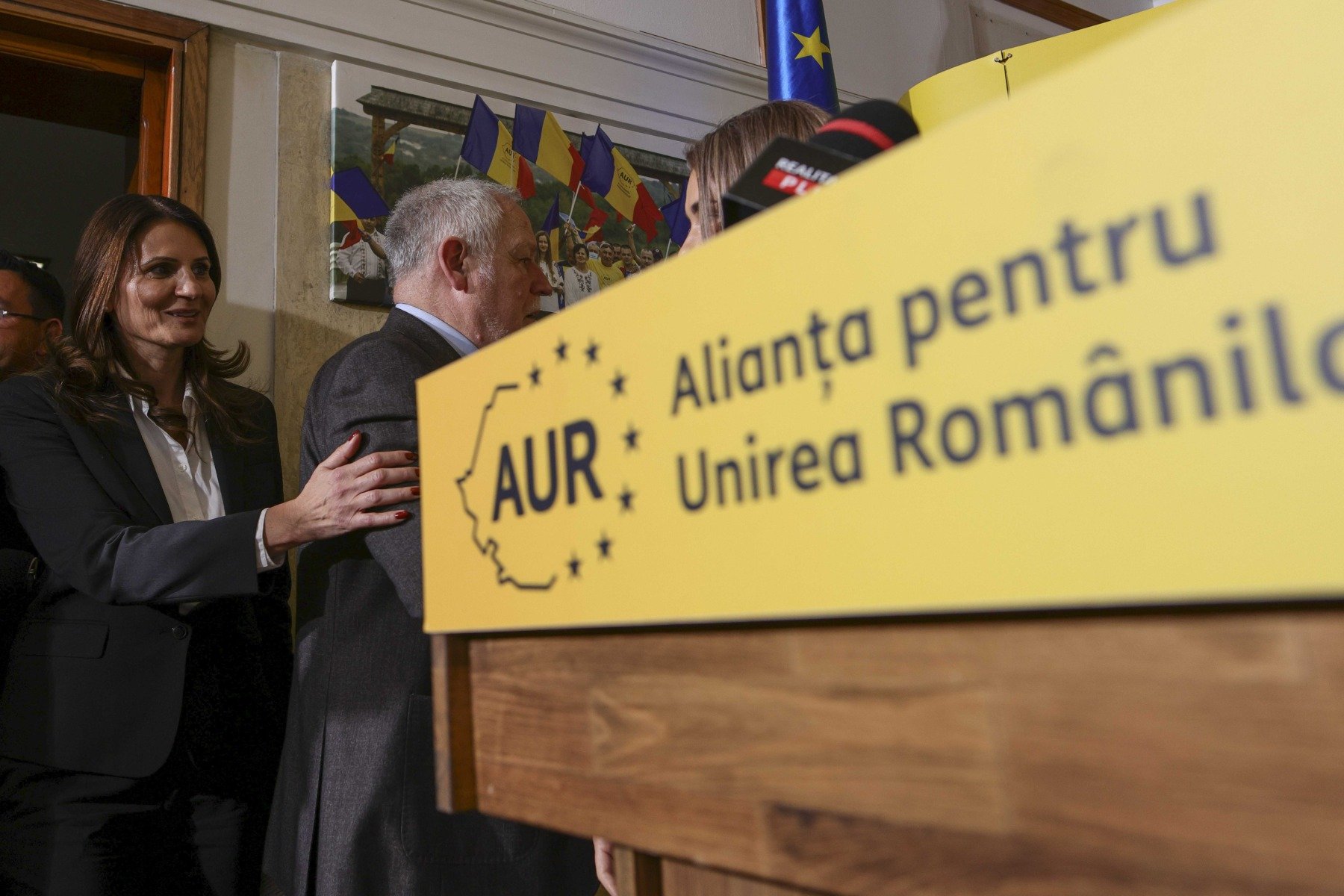 AUR acuză coaliția de guvernare după respingerea amendamentului privind sporul de doctorat Alianța pentru Unirea Românilor (AUR) a criticat dur decizia coaliției de guvernare de a respinge amendamentul privind refacerea sumelor pentru sporul de doctorat, în cadrul dezbaterilor din comisiile reunite de buget