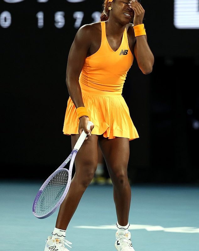 MELBOURNE, AUSTRALIA - 27 DE ENERO: Coco Gauff de Estados Unidos reacciona contra Elina Svitolina de Ucrania durante el partido de cuartos de final de individuales femeninos el día 10 del Abierto de Australia 2026 en Melbourne Park el 27 de enero de 2026 en Melbourne, Australia. (Foto: Phil Walter/Getty Images)