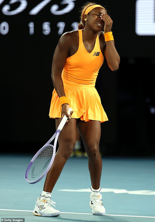 MELBOURNE, AUSTRALIA - 27 DE ENERO: Coco Gauff de Estados Unidos reacciona contra Elina Svitolina de Ucrania durante el partido de cuartos de final de individuales femeninos el día 10 del Abierto de Australia 2026 en Melbourne Park el 27 de enero de 2026 en Melbourne, Australia. (Foto: Phil Walter/Getty Images)