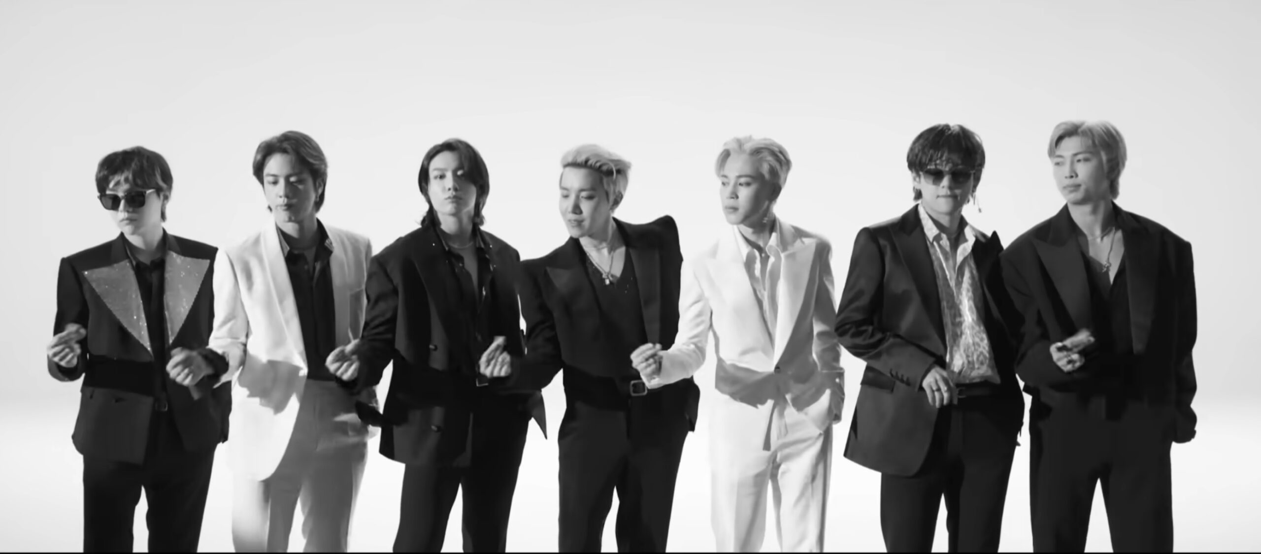 BTS, cea mai influentă trupă de K-pop din lume, anunță revenirea pe scenă în luna martie, după o pauză de aproape trei ani, pregătind lansarea unui nou album și un turneu mondial de amploare