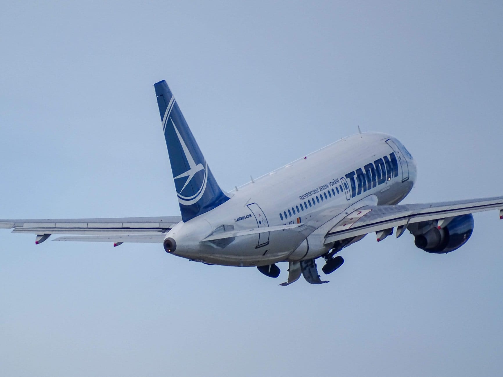 Bogdan Costaş, cunoscut pentru experienţa sa de management în domeniul aviaţiei îndelungată de peste două decenii, a fost ales ca director general interimar al companiei TAROM
