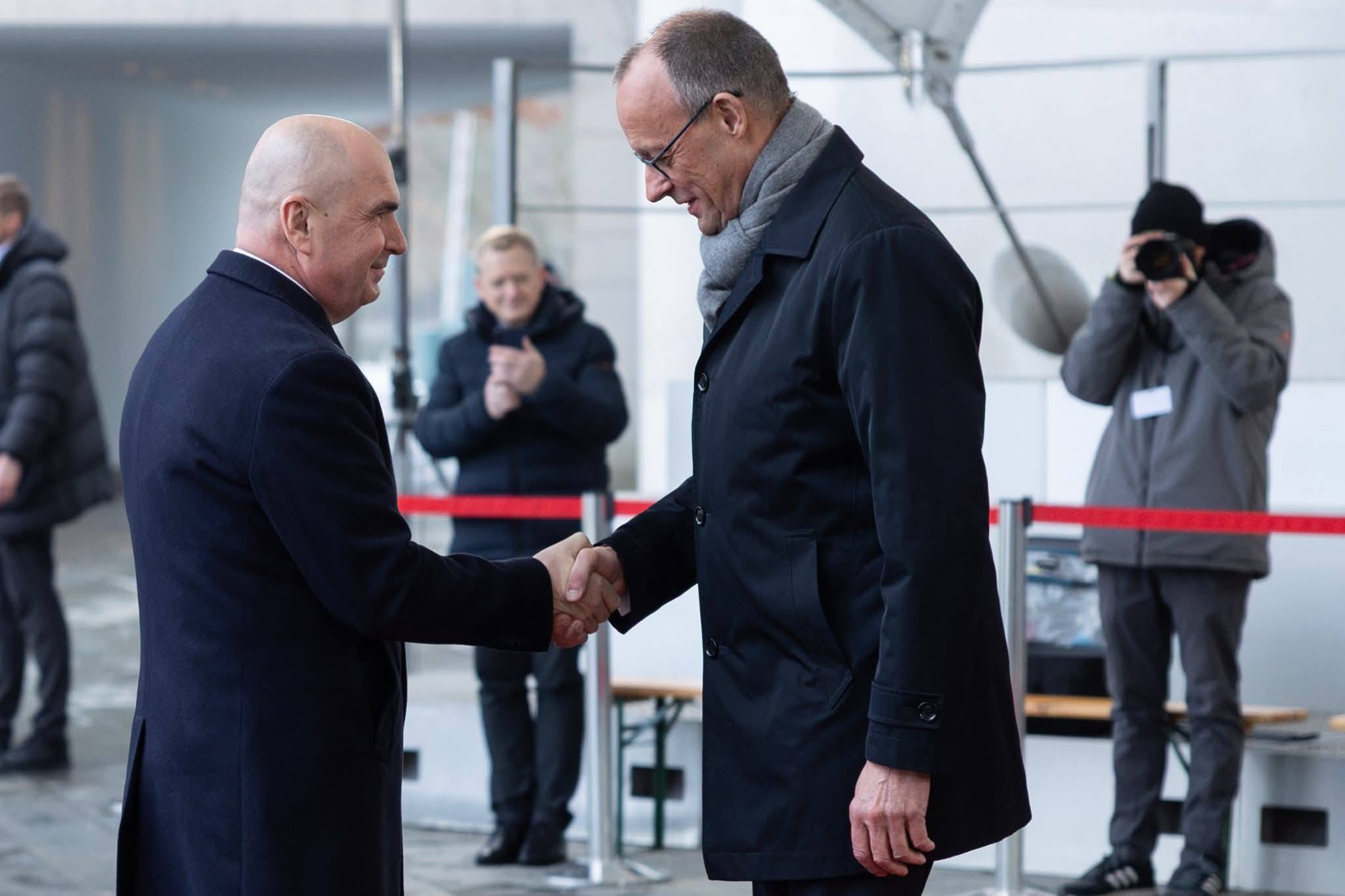 Premierul României îl invită pe cancelarul german la București Premierul Ilie Bolojan, în plină vizită oficială de două zile la Berlin, i-a transmis miercuri cancelarului german, Friedrich Merz, invitaţia de a vizita București în acest an