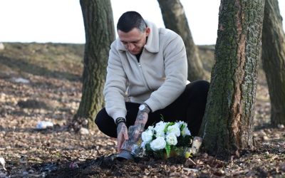 Egy csokor virággal érkezett a halálos baleset helyszínére Jákli Mónika volt férje, Boráros Gábor