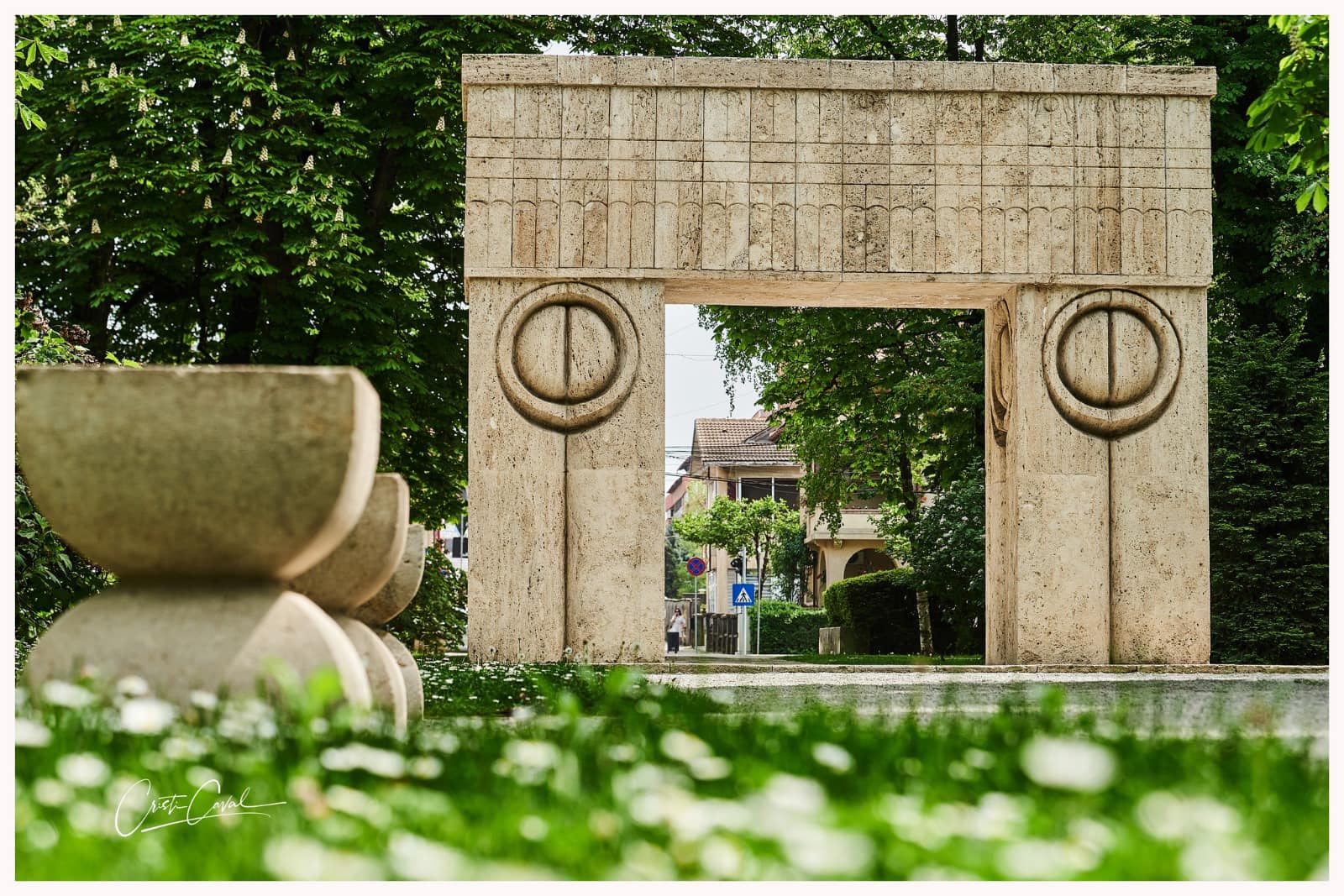 Academia Română neagă acuzațiile privind refuzul unei donații de la Constantin Brâncuși Președintele Academiei Române, Ioan-Aurel Pop, a clarificat joi în cadrul unui comunicat oficial unele informații ce au circulat recent în spațiul public, susținând că instituția pe care o conduce nu a refuzat nicio donație de la celebrul sculptor Constantin Brâncuși în perioada comunistă