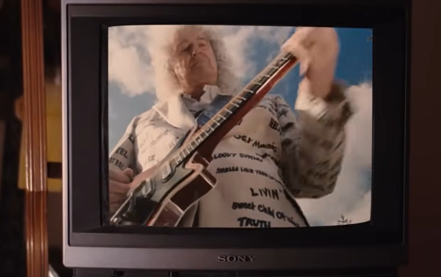 Brian May anunță că turneul în SUA rămâne în planuri de departe, din cauza riscurilor actuale Chitaristul legendar al formației Queen, Brian May, a transmis că intențiile de a susține un turneu în Statele Unite sunt momentan insurmontabile, fiind afectate de contextul incert și potențial periculos din această perioadă