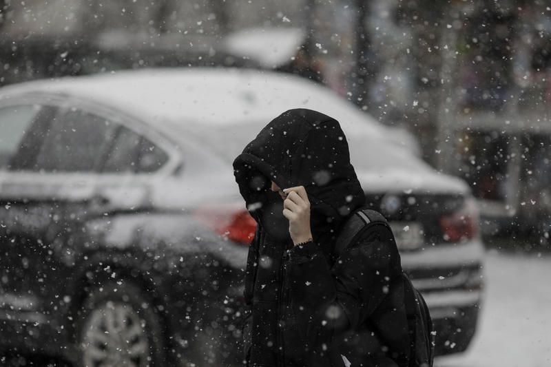 Ninsoare și vreme deosebit de rece în Capitală Bucureștiul s-a trezit în dimineața zilei de duminică sub o pătură de zăpadă, după ce meteorologii au emis un mesaj de informare privind vremea severă