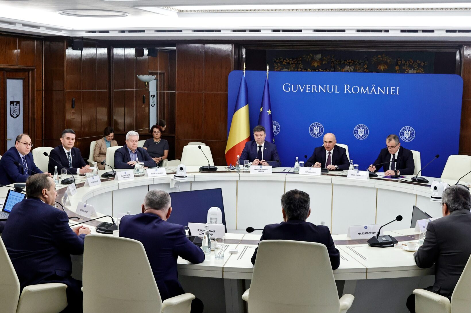 Discuții tensionate pe bugetul educației pentru 2026: Premierul Ilie Bolojan și rectorii se întâlnesc la Palatul Victoria Premierul Ilie Bolojan a convocat marți, la Palatul Victoria, o rundă de consultări cu reprezentanții Universităților din România, în contextul în care autoritățile pregătesc bugetul pentru anul viitor