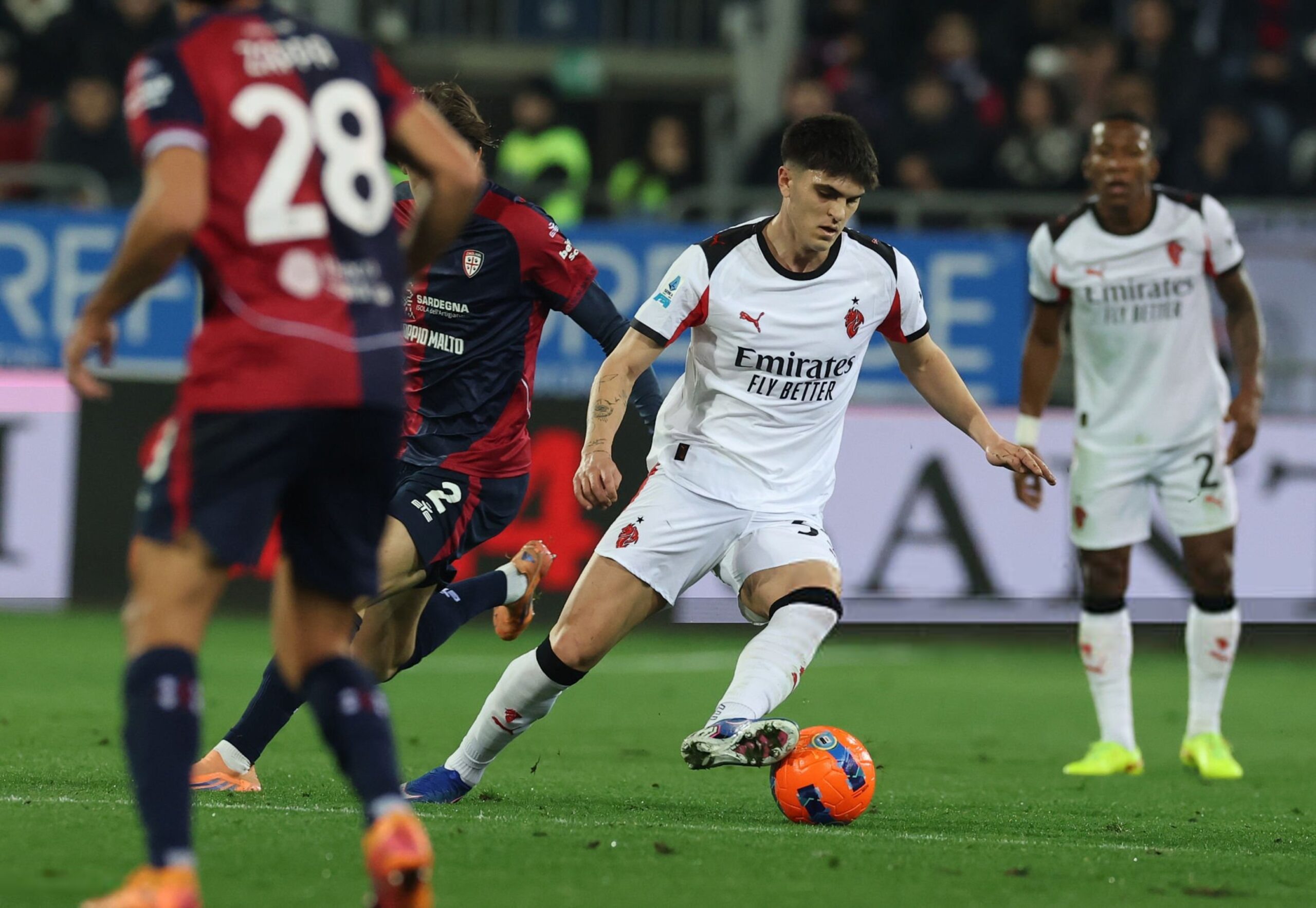Davide Bartesaghi, un tânăr talent în rol nou Davide Bartesaghi, jucătorul echipei AC Milan, a fost desemnat astăzi ca fundaș central stânga în meciul cu Cagliari