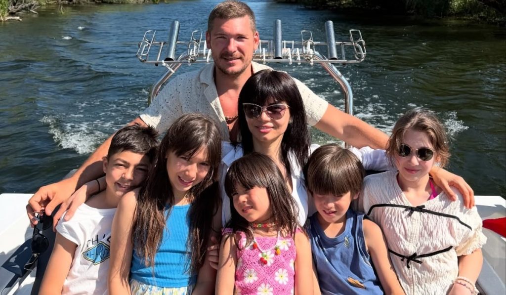 Survivor România 2026: Călin Donca, din scandals în junglă Emisiunea „Survivor România” revine pe micile ecrane pe 9 ianuarie, aducând cu sine o nouă echipă de concurenți, printre care și Călin Donca, un om de afaceri din Brașov