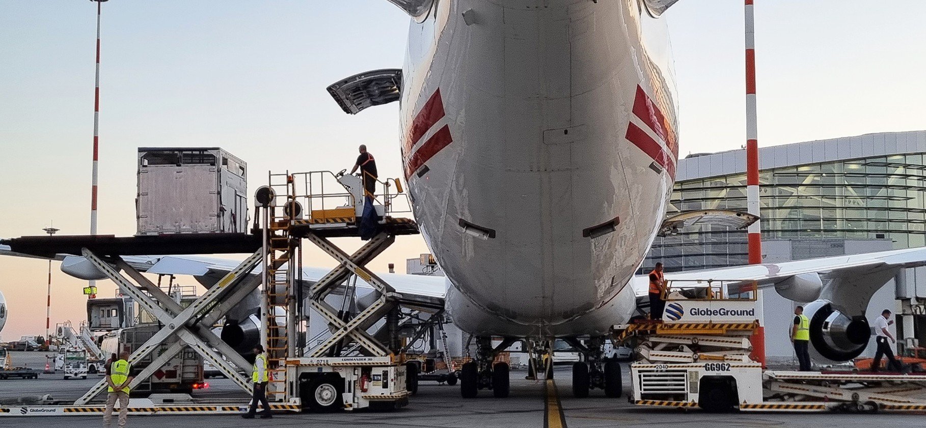 Taxa „Temu” de 25 de lei pe coletele din afara UE a băgat în pasa transporturile aeriene de marfă din România, determinând o migrație semnificativă a fluxurilor logistice către alte centre regionale, în special Budapesta
