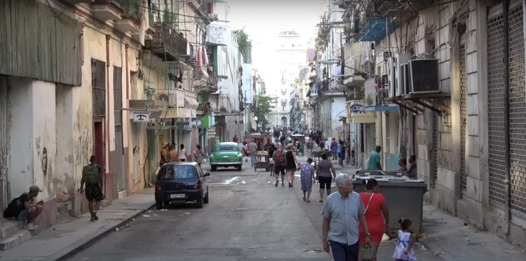 Cuba închide hoteluri și relocă turiști din cauza crizei de combustibil