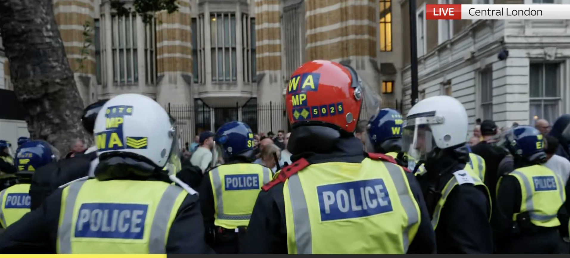 Val de proteste în Londra: 86 de persoane arestate după intruziunea în închisoare în semn de solidaritate cu un protestatar în greva foamei Un eveniment tensionat a avut loc duminică în capitala Marii Britanii, Londra, atunci când poliția a izolat un număr semnificativ de persoane, 86 la număr, după ce un grup de protestatari a pătruns cu forța în interiorul unei închisori londoneze